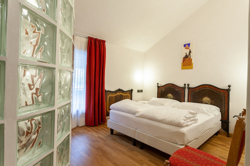 JUNIOR, QUEEN BED, BALCONY