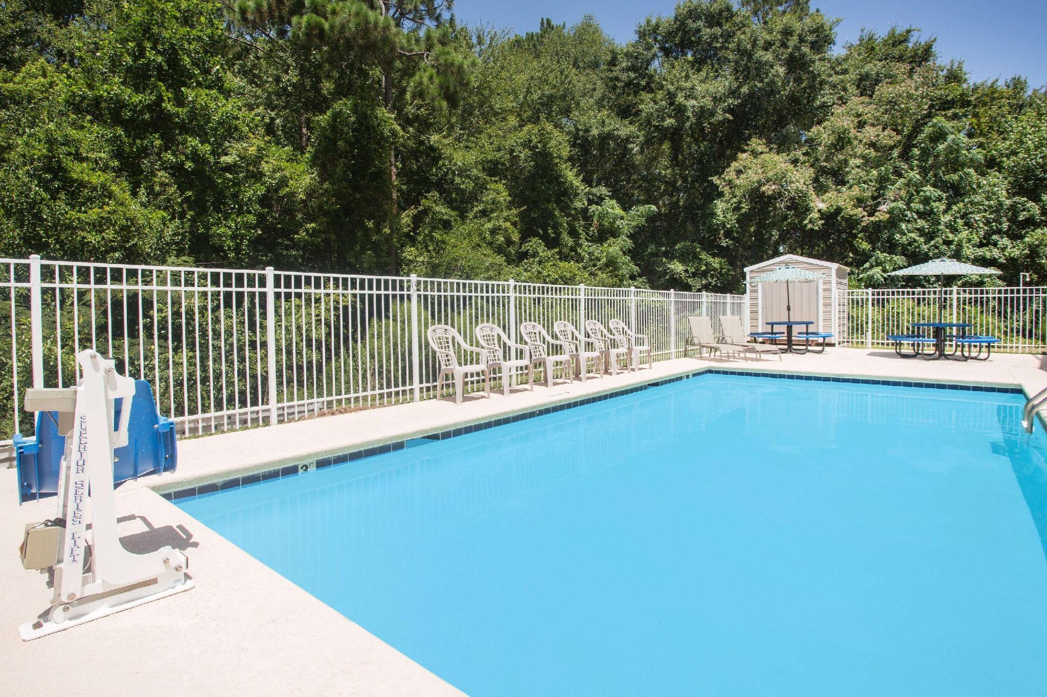Days Inn & Suites by Wyndham Swainsboro 16/21