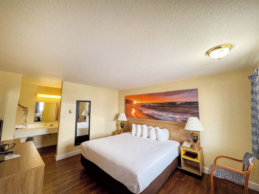غرفة بسرير كينج لذوي الإعاقة، Days Inn By Wyndham Mackinaw City - Lakeview 8/10