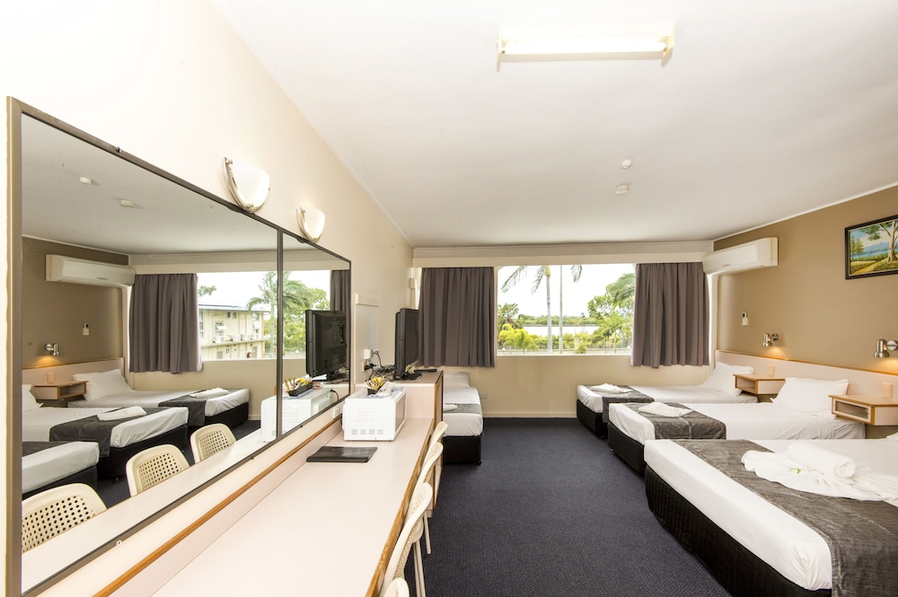 Mid City Motor Inn 23/64