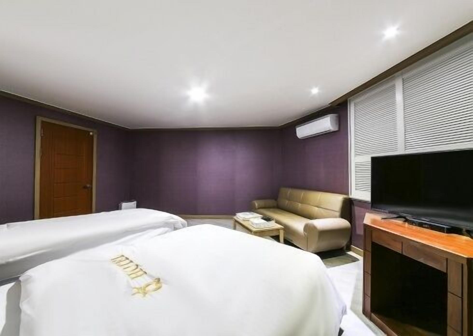Semi Deluxe, 1 Queen and 1 Single Bed