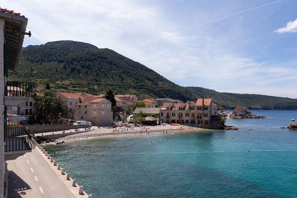 Mira Seafront Guesthouse 29/46