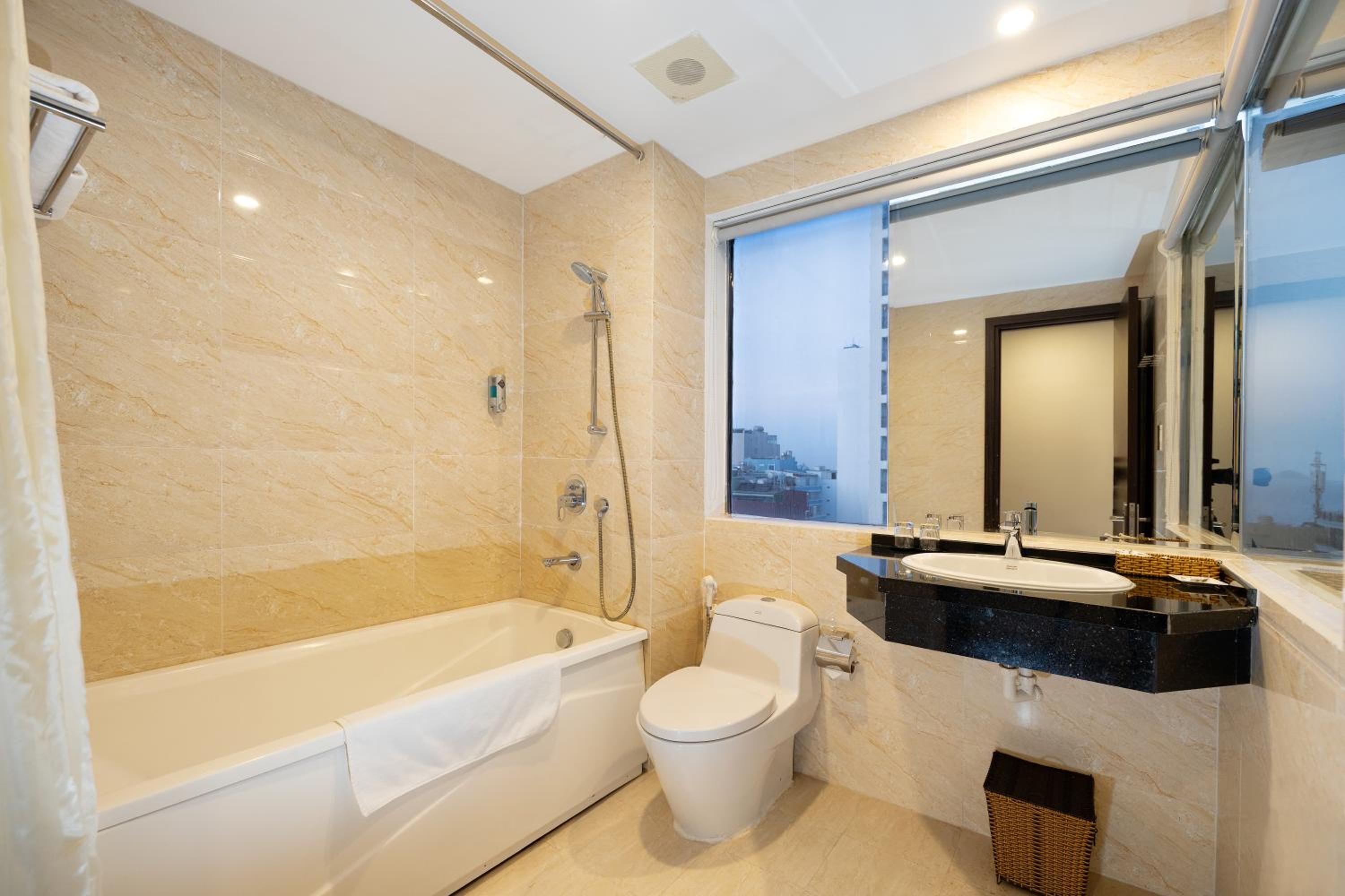 غرفة تنفيذية بسرير مزدوج بإطلالة على الجبل بحوض استحمام، An Vista Hotel 6/7