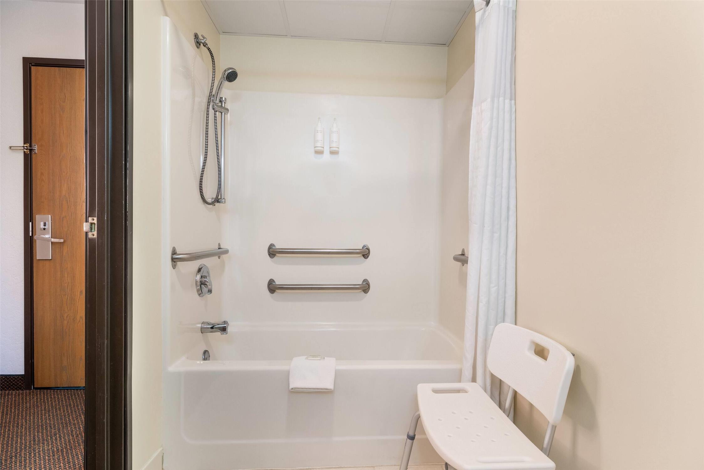 Howard Johnson by Wyndham Oacoma Hotel and Suites 28/31