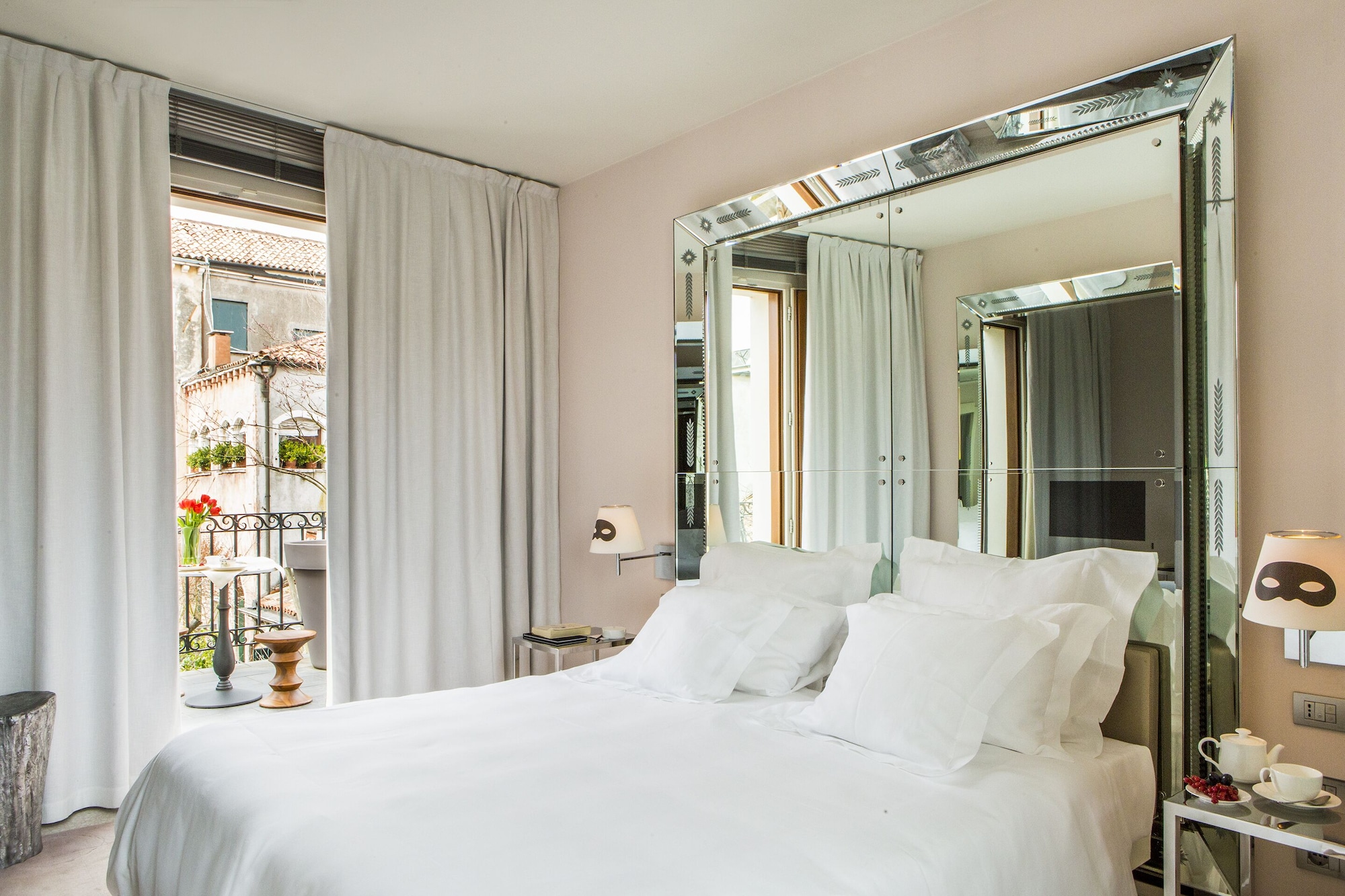 ROOF TOP, SUITE