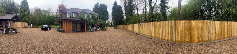 Da Vinci Guest House Gatwick 48/56