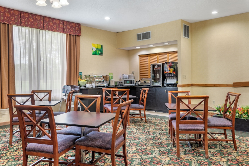 Quality Inn & Suites Near Amish Country 42/53