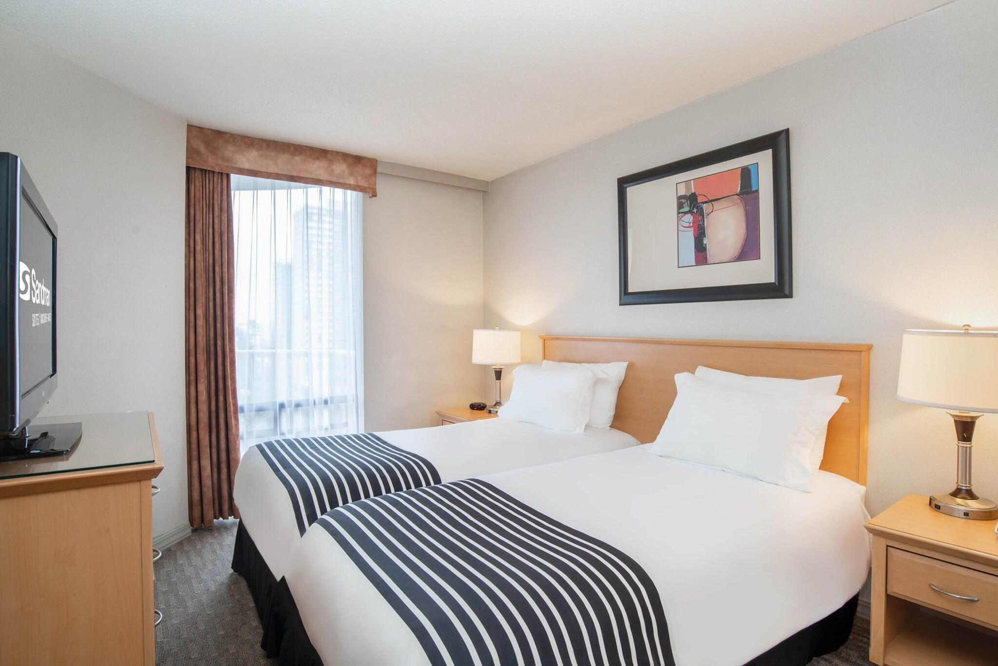 جناح بسريرين منفصلين مع أريكة