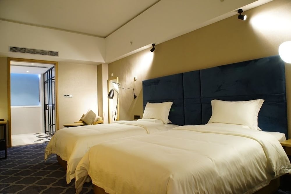 Shenzhen Flight One Hotel 4/11
