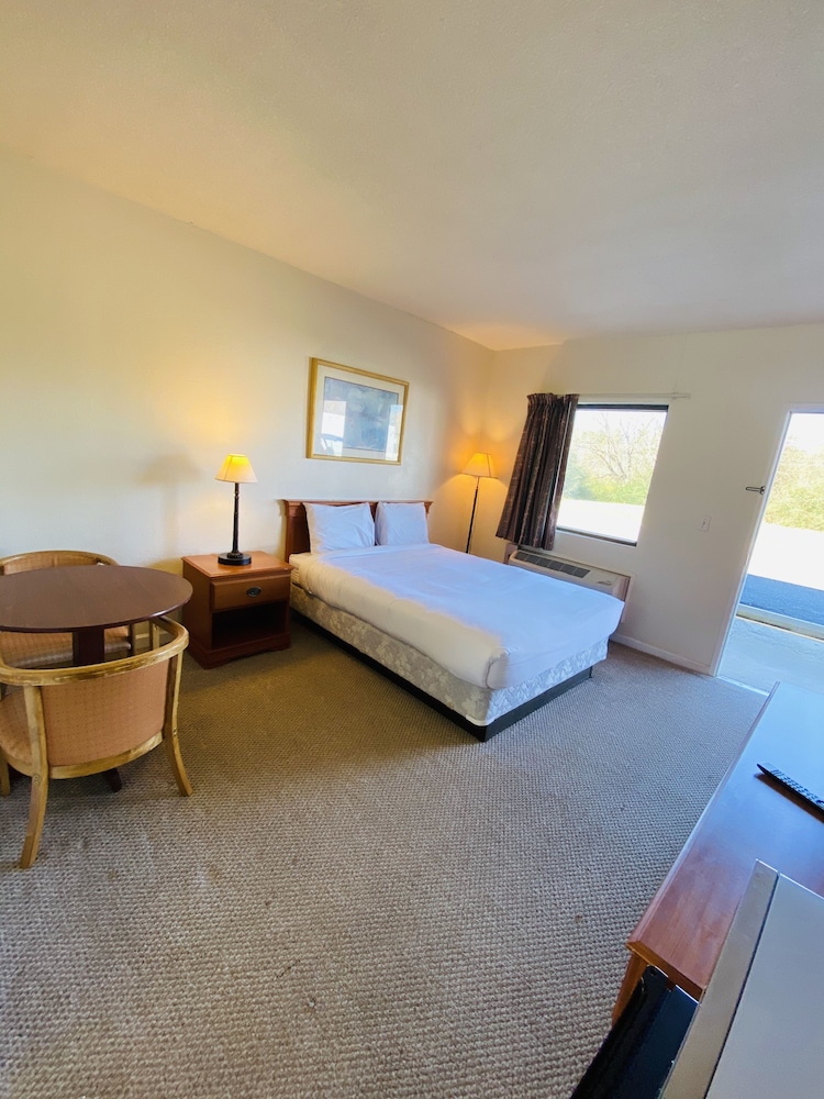 Travelers Place Inn & Suites 18/73