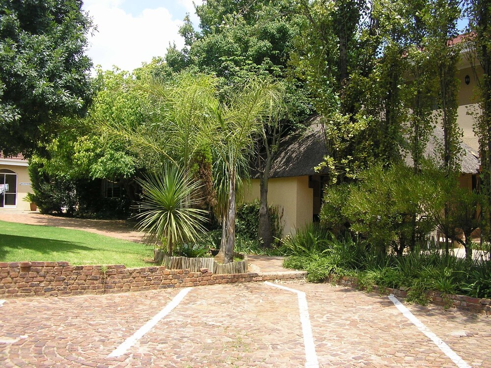 Airport Lodge Guest House 31/43