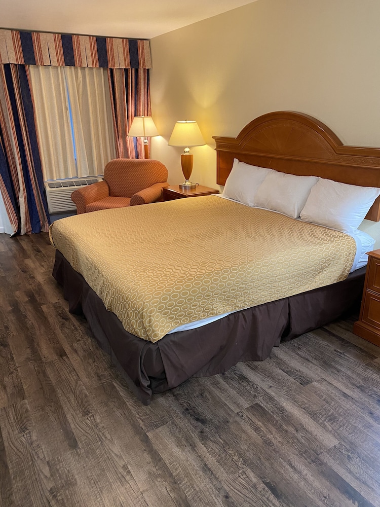Desert Sands Inn & Suites Albuquerque 6/28