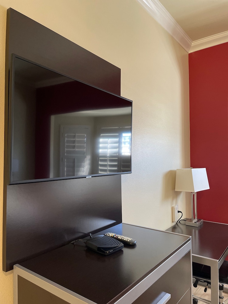 Gateway Inn and Suites Hotel 41/46