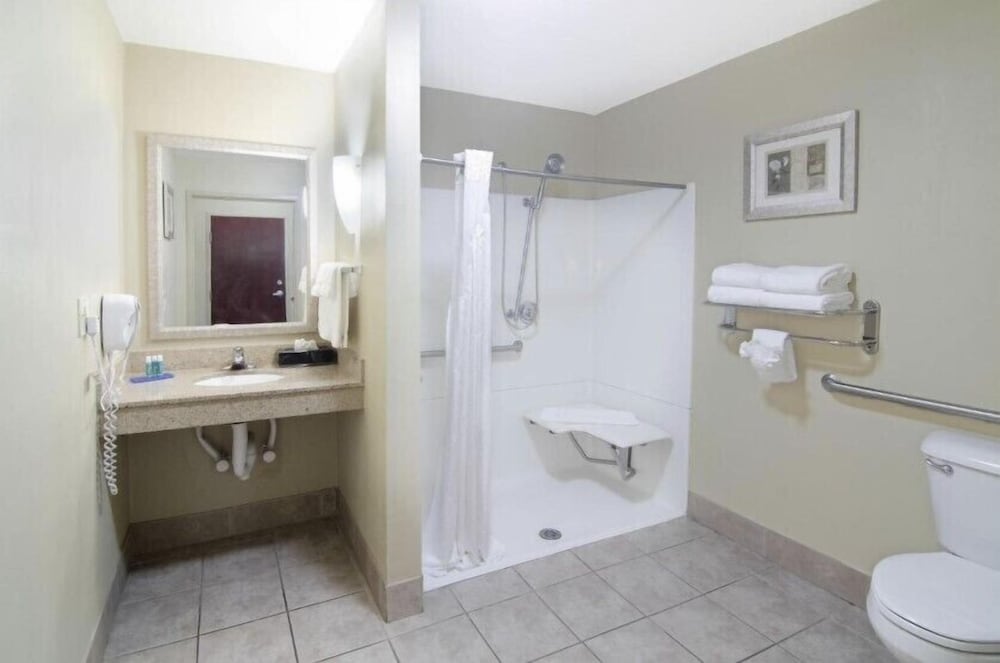 SUITE, MULTIPLE BEDS, ACCESSIBLE