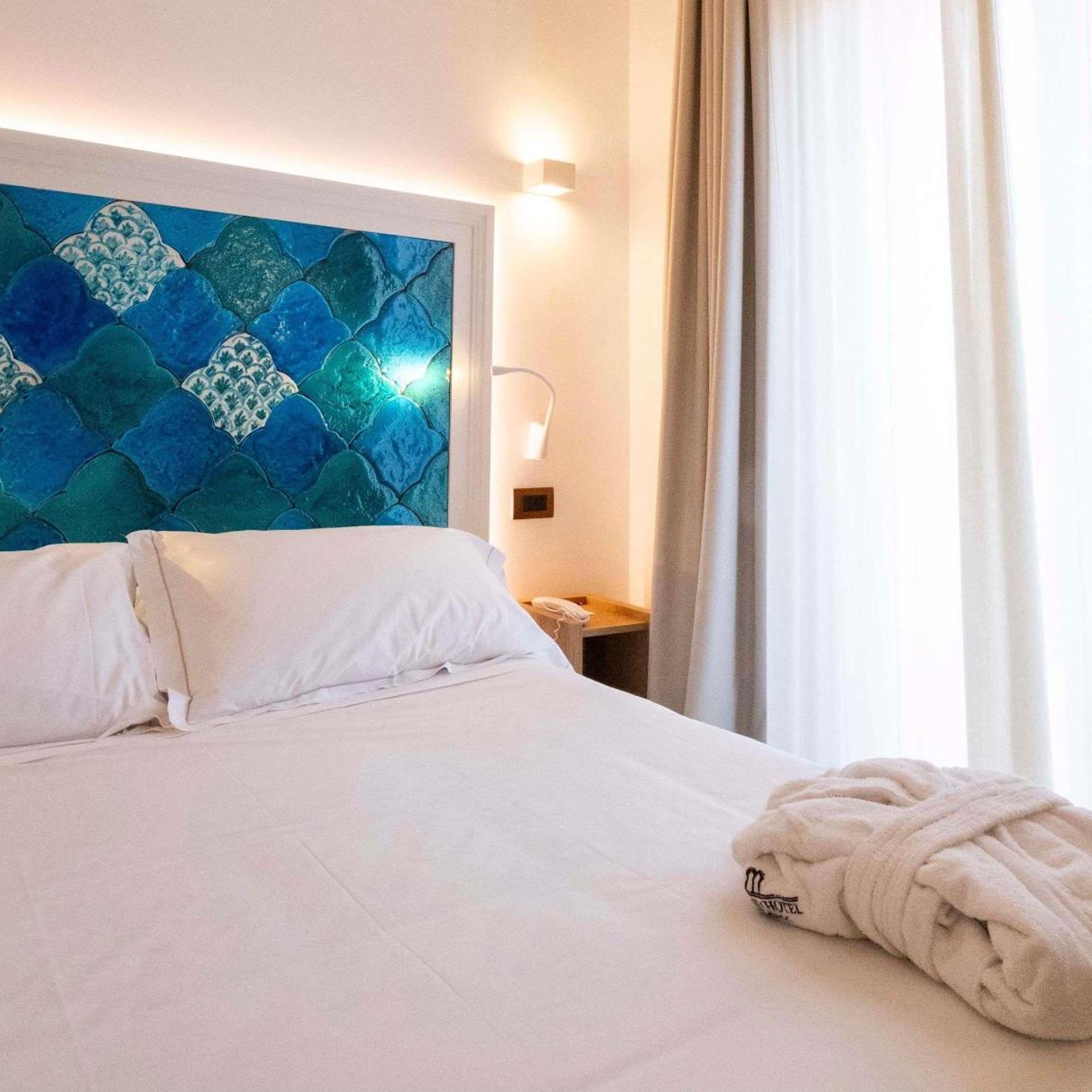Classic, Queen Bed, Side Sea View 6/7