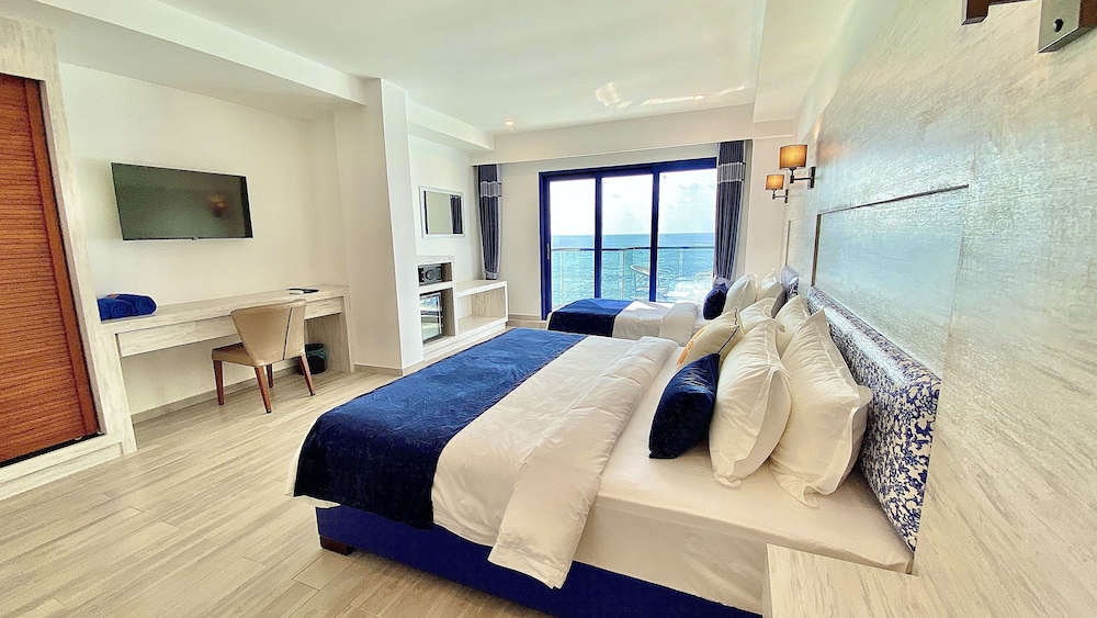 غرفة ديلوكس عائلية بسرير كينج وسرير فردي بإطلالة على البحر بشرفة، Kaani Palm Beach 2/4