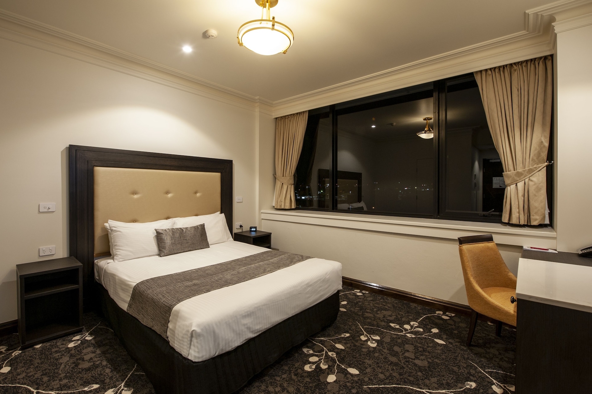 SUPERIOR, QUEEN BED
