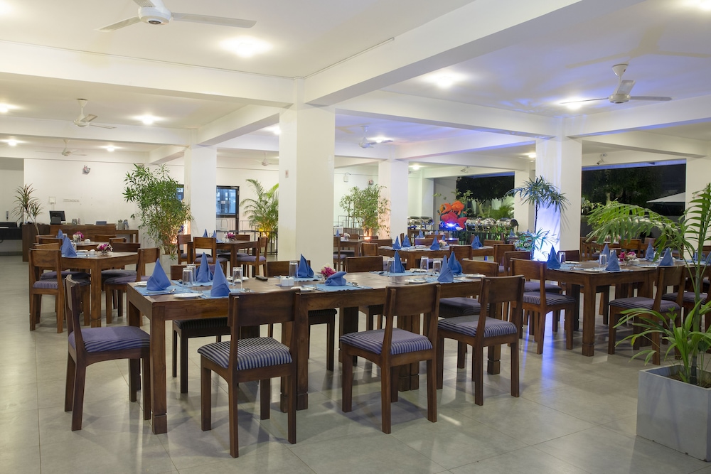 The Blue Wave Hotel 32/50