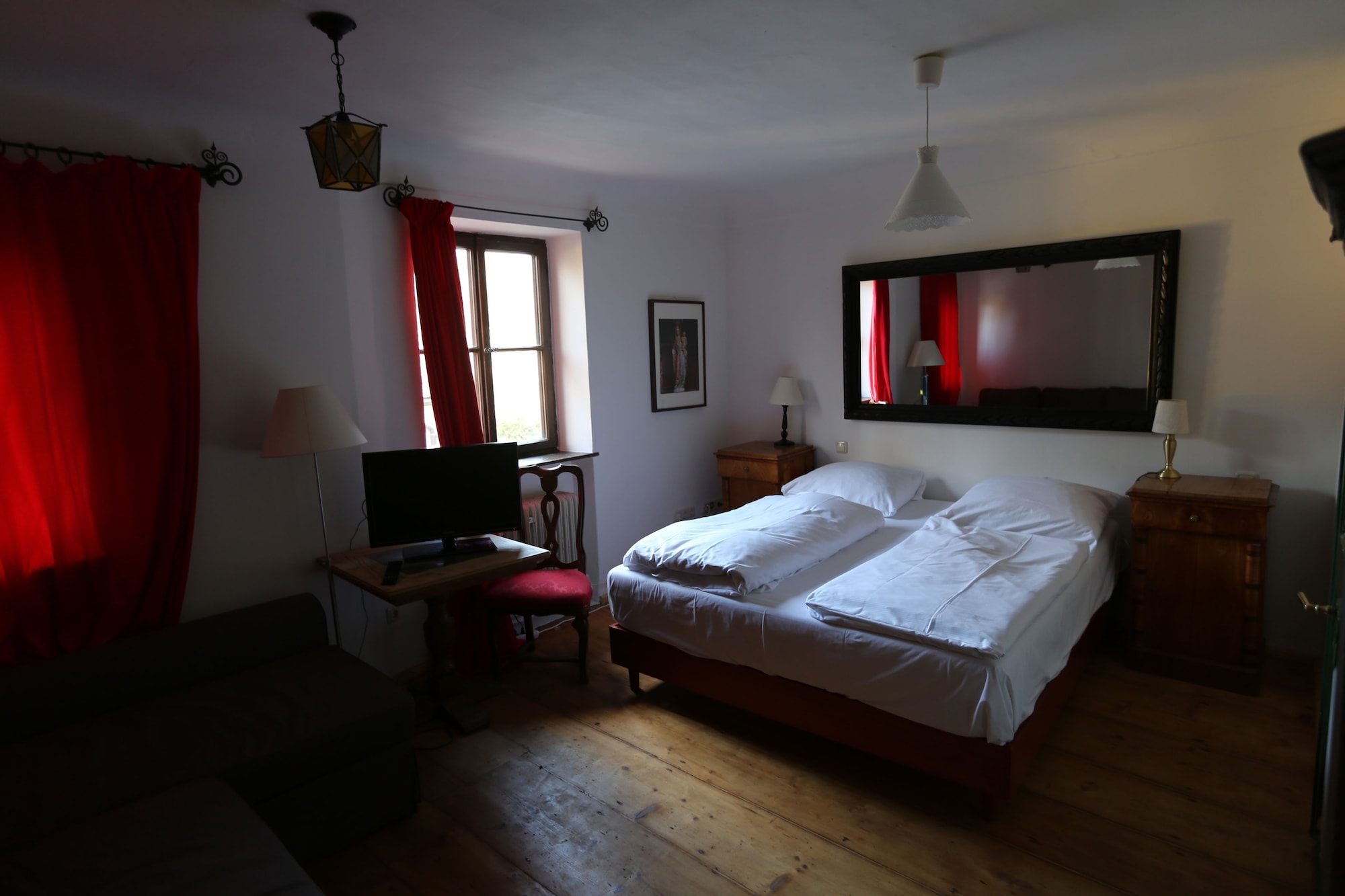 ROOM, DOUBLE BED