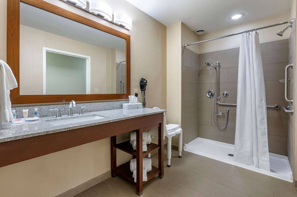 Comfort Inn & Suites Northern Kentucky 10/48
