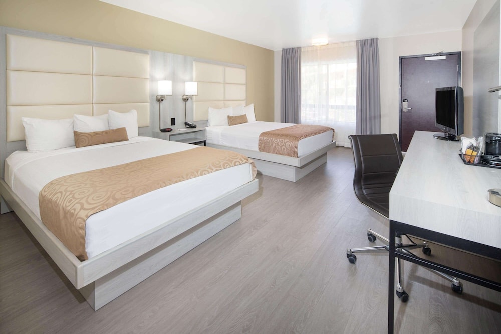 Ramada by Wyndham Burbank Airport 14/51