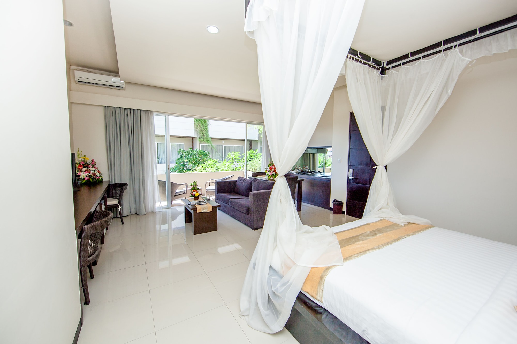 1 BEDROOM, SUITE