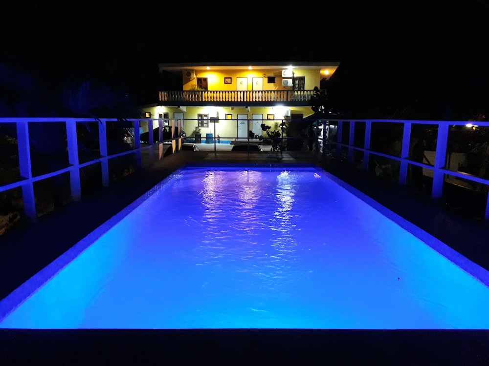 Sea Horizon Apartments 6/50