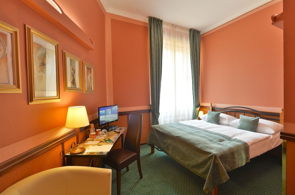 classic double room (1 king bed/2 twin beds)