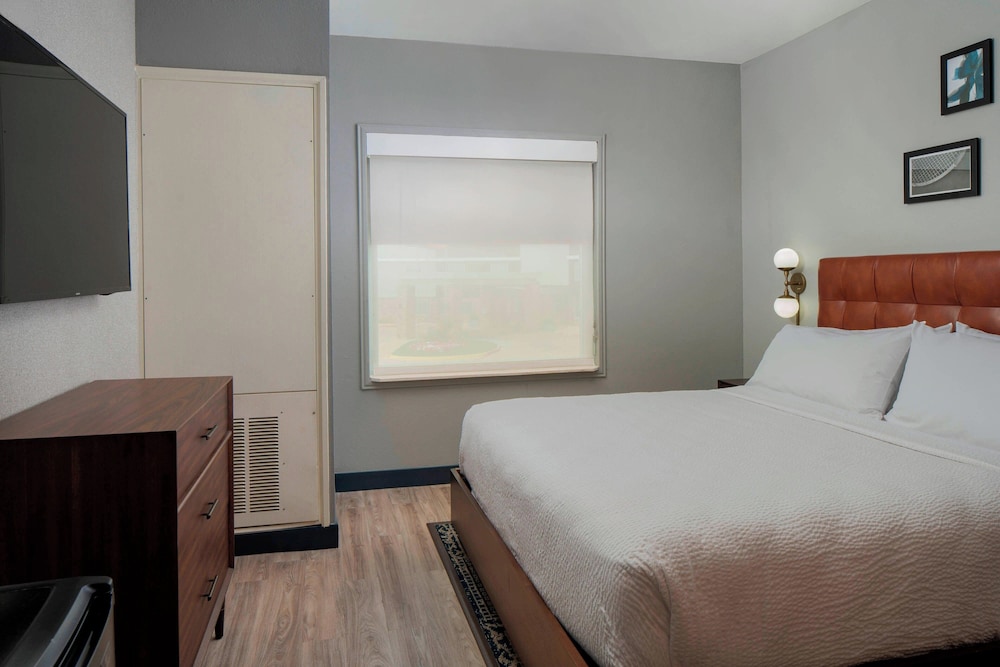 Room at FOUR POINTS BY SHERATON DALLAS ARLINGTON ENTERTAINMENT DISTRICT, ARLINGTON - TX