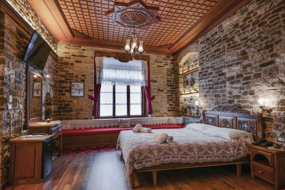 Bineri Hotel Gjirakastra 38/52