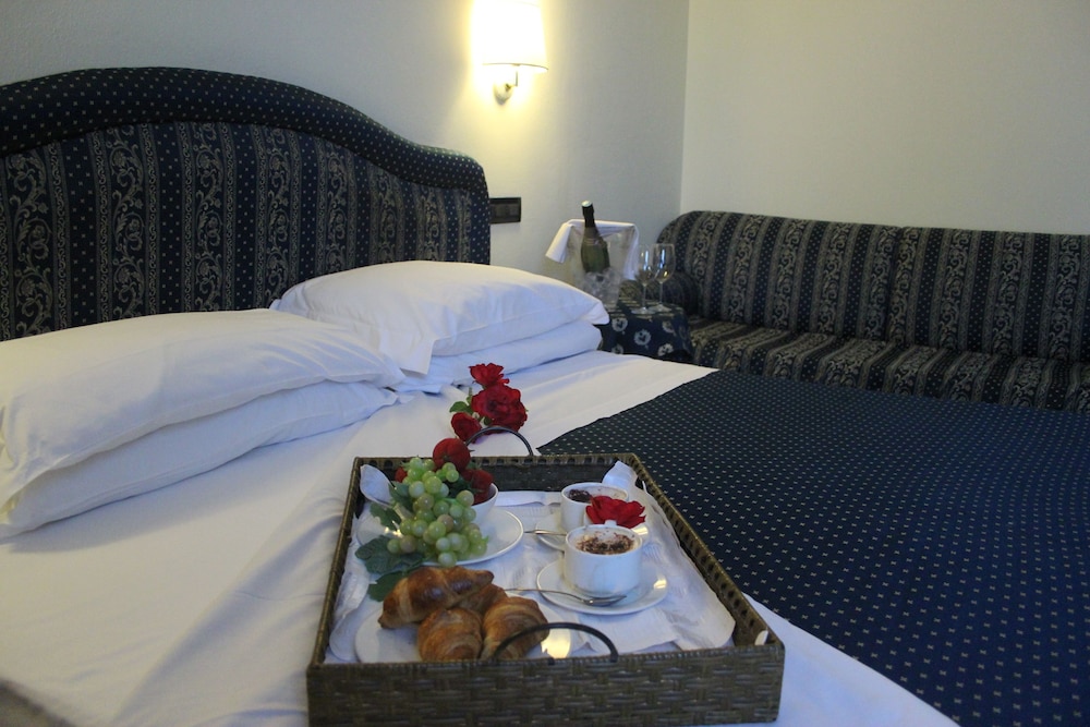 Yachting Hotel Mistral 54/79