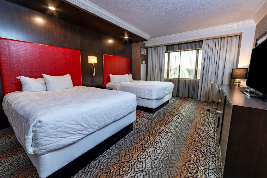 Deluxe, 2 Queen Beds, Adult Only, Smoking