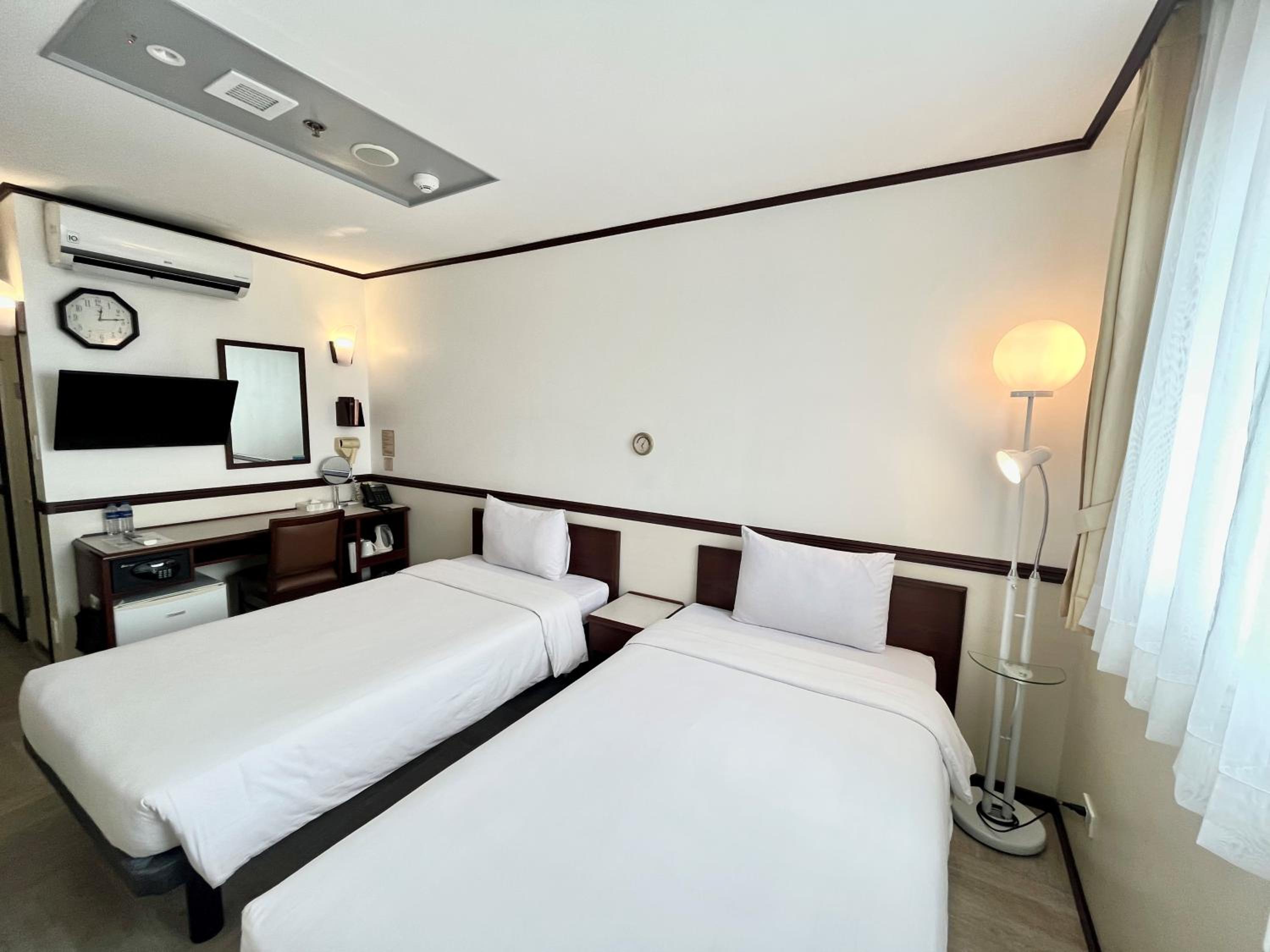 Standard, Twin Beds, Smoking