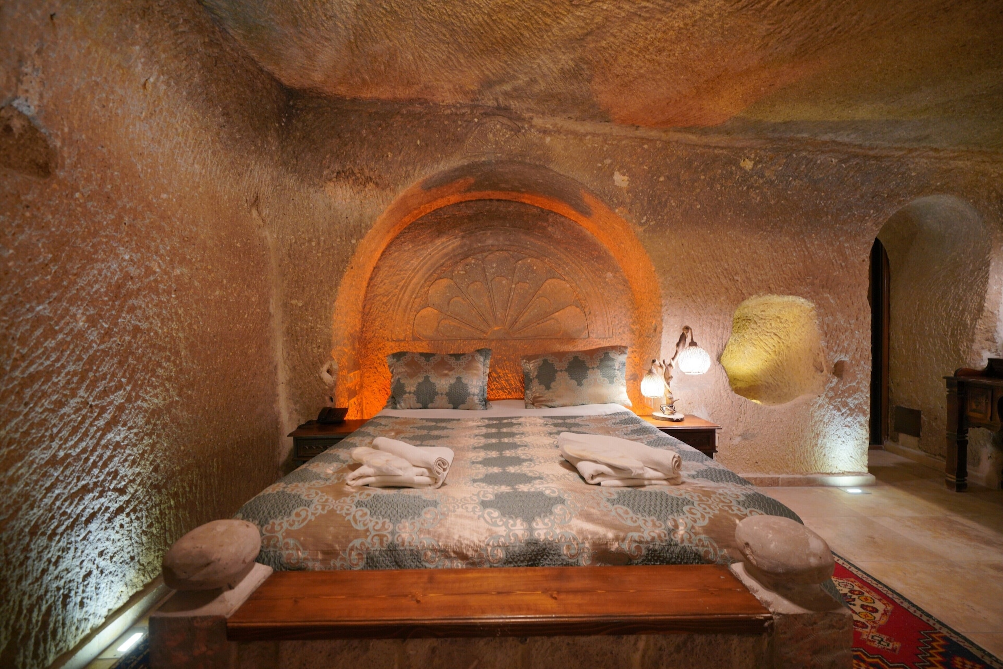 CAVE, SUITE