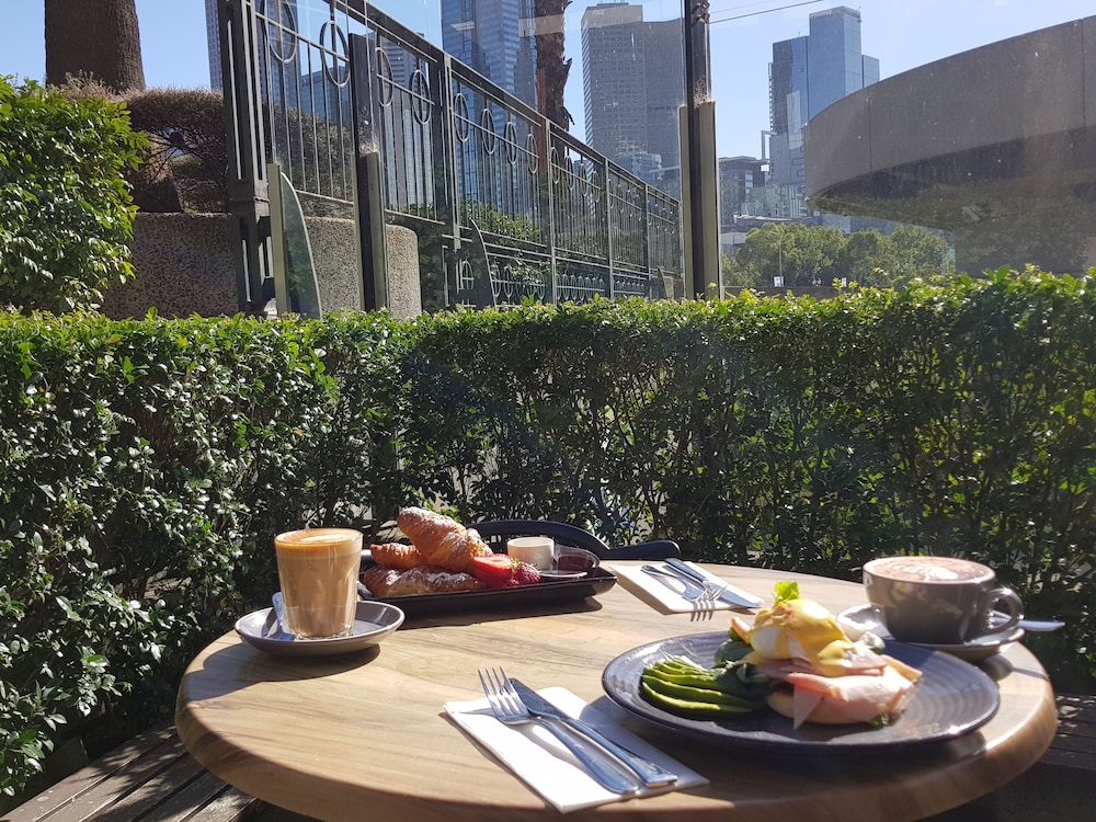 Quay West Suites Melbourne 57/81