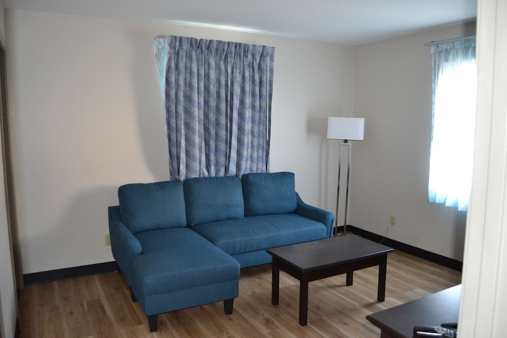 Days Inn & Suites by Wyndham Sikeston 30/51