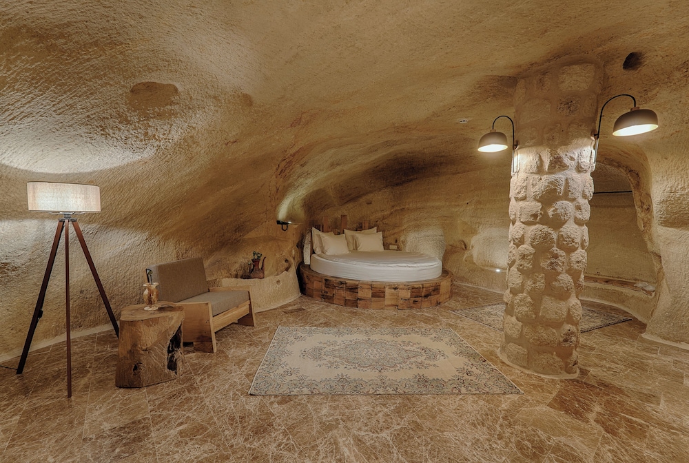 Solem Cave Suites 32/56