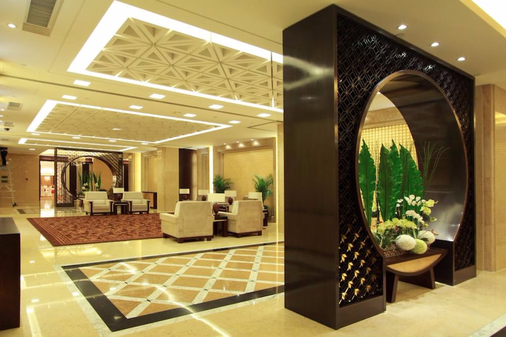Lobby at Luxemon Xinjiang Yindu Hotel, URUMQI