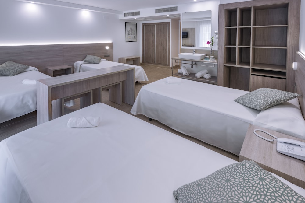 Family, Quadruple, 4 Beds, Balcony, 4R Salou Park Resort II 3/7