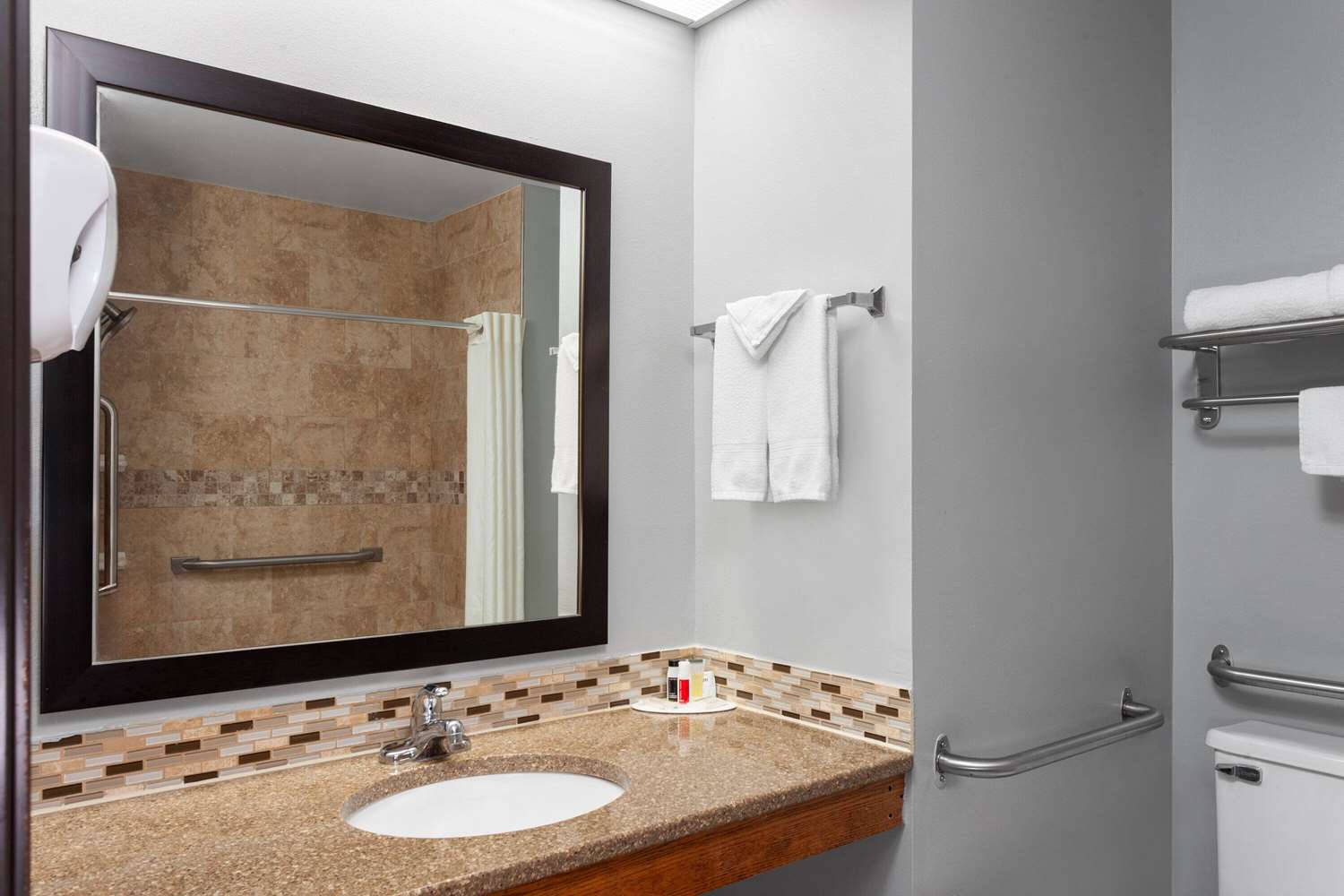 Super 8 By Wyndham Sun Prairie/Madison E 26/28