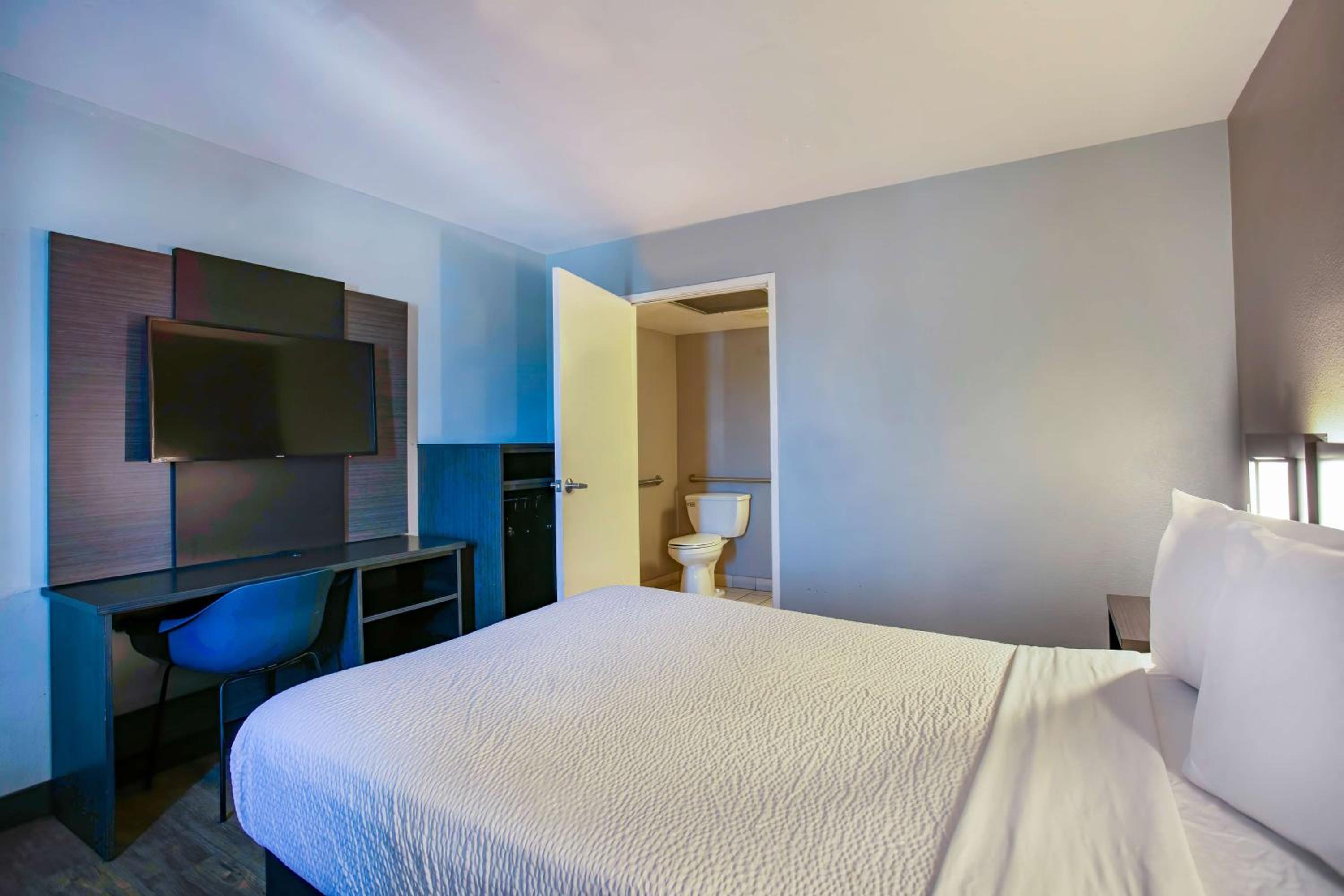 1 Full Bed - ADA/Tub