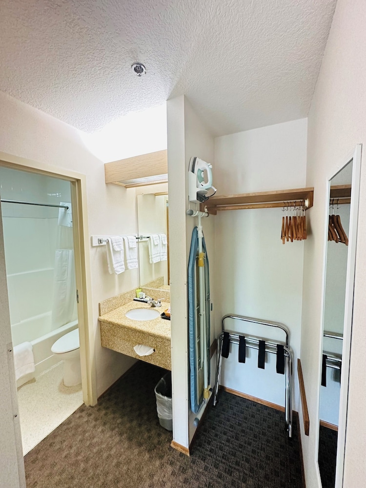 Timberland Inn & Suites 62/63