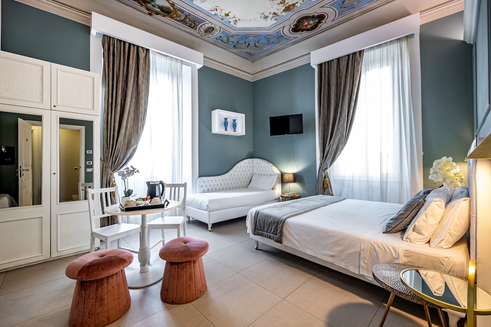 ROOM, QUADRUPLE