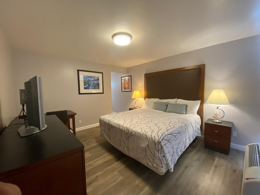Colonial Motel 18/42