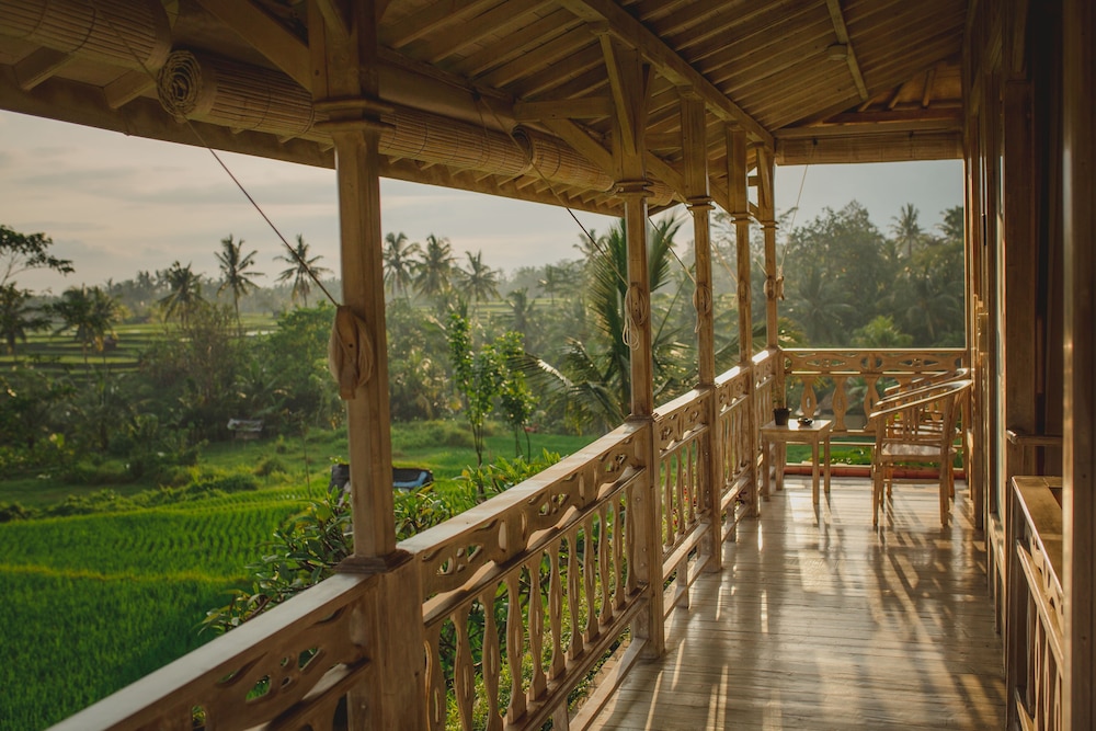 B Saya Villa And Restaurant 44/50