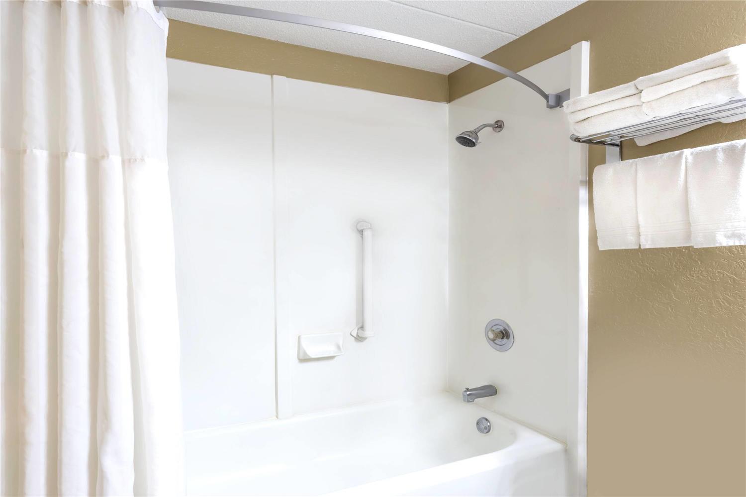 Super 8 by Wyndham Logansport 23/23