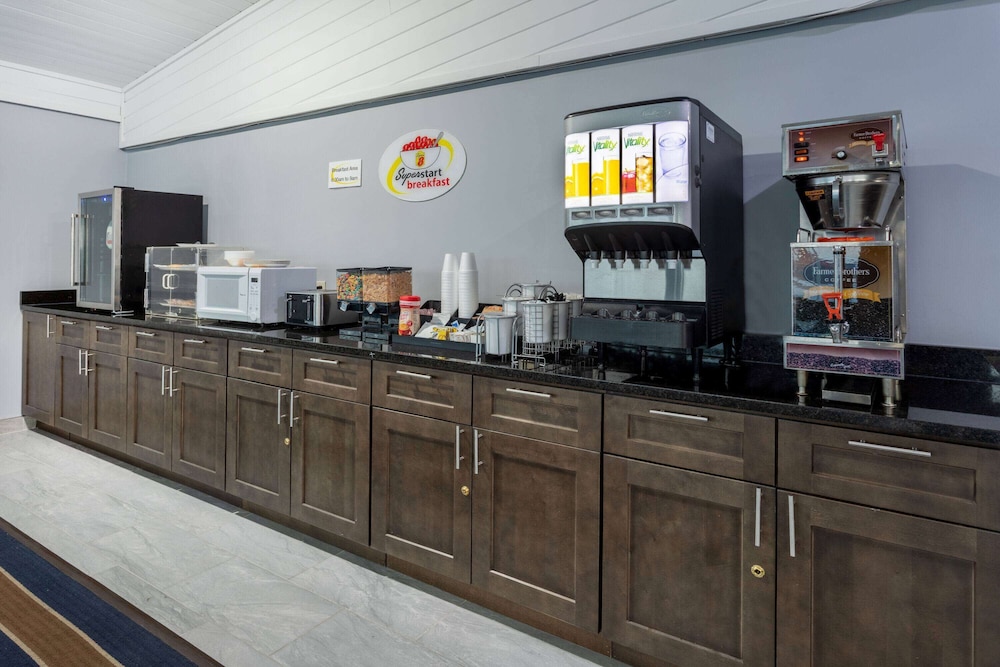 Super 8 by Wyndham Missouri Valley 6/34