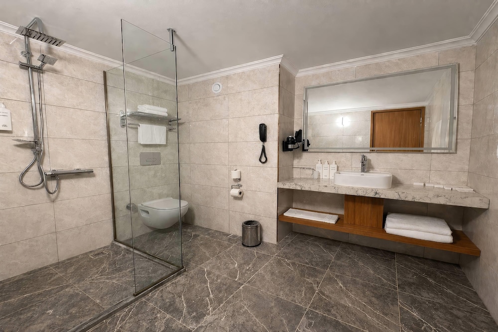 غرفة قياسية بسرير كينج وسرير فردي بإطلالة على البحر، Tryp By Wyndham Didim 3/4