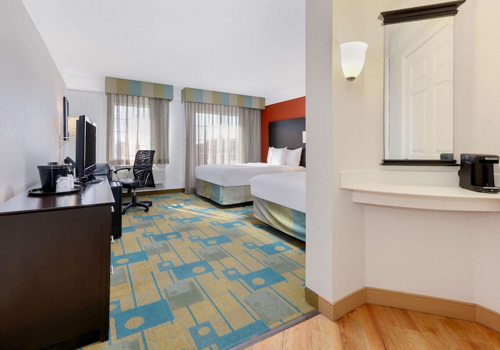 La Quinta Inn & Suites by Wyndham Dallas DFW Airport North 23/55