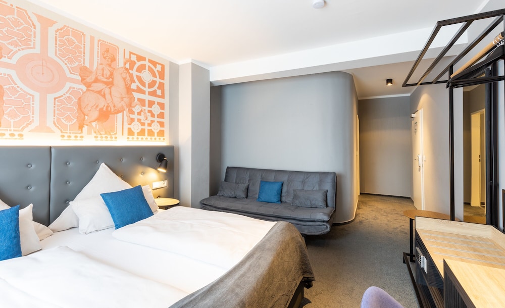ROOM, LARGE